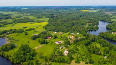 Koknese şehri ve Daugava nehri üzerinde uçan dron 'dan güzel panoramik hava manzaralı fotoğraf. Letonya, Koknese (seri)