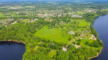 Koknese şehri ve Daugava nehri üzerinde uçan dron 'dan güzel panoramik hava manzaralı fotoğraf. Letonya, Koknese (seri)