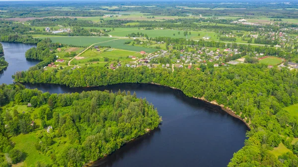 Koknese şehri ve Daugava nehri üzerinde uçan dron 'dan güzel panoramik hava manzaralı fotoğraf. Letonya, Koknese (seri)