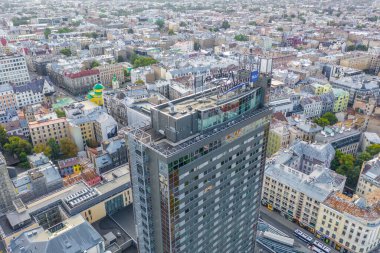 Riga, Letonya - 15 Ağustos 2019: Radisson Blue Otel 'de uçan insansız hava aracından alınan güzel panoramik hava manzaralı fotoğraf, Riga, Letonya' nın merkezinde birincil konaklama (seri)) 