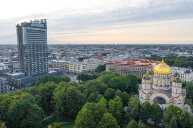 Riga, Letonya - 15 Ağustos 2019: Radisson Blue Hotel, Riga Cathedral of the Intivity ve Riga, Letonya (seri) adlı büyük ve güzel bir park (seri))