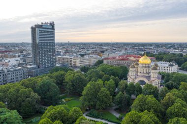 Riga, Letonya - 15 Ağustos 2019: Radisson Blue Hotel, Riga Cathedral of the Intivity ve Riga, Letonya (seri) adlı büyük ve güzel bir park (seri))