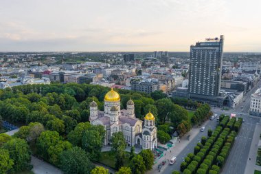 Riga, Letonya - 15 Ağustos 2019: Radisson Blue Hotel, Riga Cathedral of the Intivity ve Riga, Letonya (seri) adlı büyük ve güzel bir park (seri))