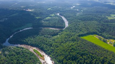 Sigulda 'nın güzel ormanları, çayırlar ve akan Gauja nehri üzerinde uçan dron' dan panoramik hava manzaralı fotoğraf. Sigulda, Letonya yazın)