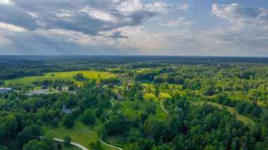 Sigulda 'nın güzel ormanları, çayırlar ve akan Gauja nehri üzerinde uçan dron' dan panoramik hava manzaralı fotoğraf. Sigulda, Letonya yazın)