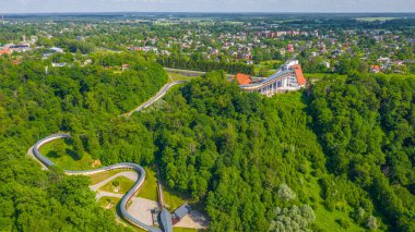 Yazın Sigulda Bobsleigh ve Luge Pist 'te uçan dron' dan güzel panoramik hava manzaralı fotoğraf. Sigulda, Letvija (dizi)