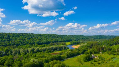 Yazın Sigulda Bobsleigh ve Luge Pist 'te uçan dron' dan güzel panoramik hava manzaralı fotoğraf. Sigulda, Letvija (dizi)