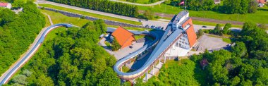 Yazın Sigulda Bobsleigh ve Luge Pist 'te uçan dron' dan güzel panoramik hava manzaralı fotoğraf. Sigulda, Letvija (dizi)