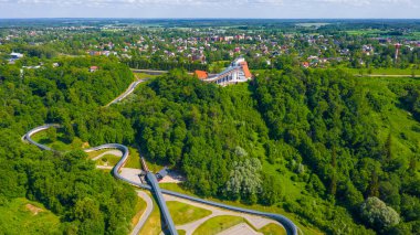 Yazın Sigulda Bobsleigh ve Luge Pist 'te uçan dron' dan güzel panoramik hava manzaralı fotoğraf. Sigulda, Letvija (dizi)