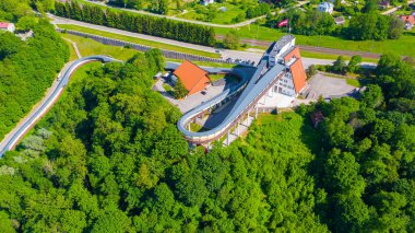Yazın Sigulda Bobsleigh ve Luge Pist 'te uçan dron' dan güzel panoramik hava manzaralı fotoğraf. Sigulda, Letvija (dizi)