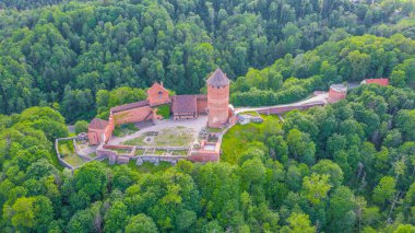 Güneşli bir yaz günü Sigulda, Letonya 'da, Turaida Kalesi' nin ortasında, Gauja Nehri üzerinde uçan dronun panoramik hava görüntüsü. (seri)