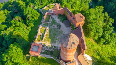 Güneşli bir yaz günü Sigulda, Letonya 'da, Turaida Kalesi' nin ortasında, Gauja Nehri üzerinde uçan dronun panoramik hava görüntüsü. (seri)