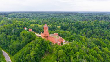 Güneşli bir yaz günü Sigulda, Letonya 'da, Turaida Kalesi' nin ortasında, Gauja Nehri üzerinde uçan dronun panoramik hava görüntüsü. (seri)