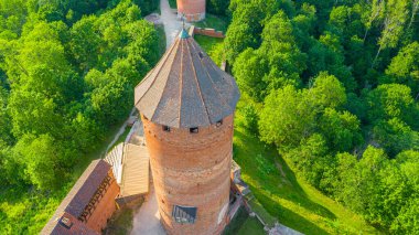 Güneşli bir yaz günü Sigulda, Letonya 'da, Turaida Kalesi' nin ortasında, Gauja Nehri üzerinde uçan dronun panoramik hava görüntüsü. (seri)