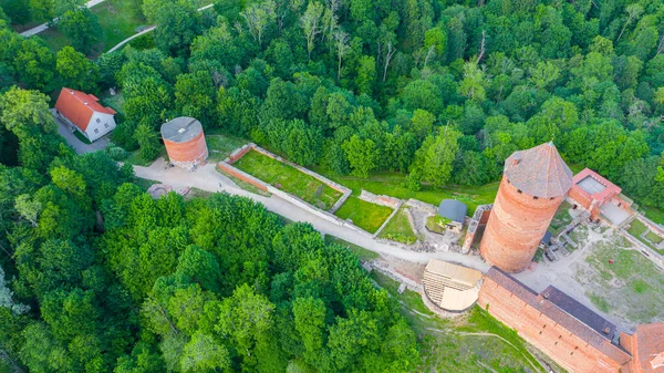 Panoramiczny Widok Lotu Drona Nad Doliną Rzeki Gauja Środku Zamku — Zdjęcie stockowe