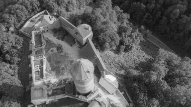 Güneşli bir yaz günü Sigulda, Letonya 'da, Turaida Kalesi' nin ortasında, Gauja Nehri üzerinde uçan dronun panoramik hava görüntüsü. Siyah beyaz fotoğraf 