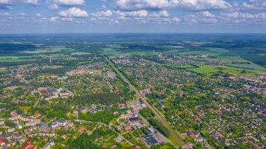 Güneşli bir yaz gününde Sigulda üzerinde uçan dron 'dan gelen güzel panoramik hava manzaralı fotoğraf ormanların ve kırsal alanların arka planına karşı. Sigulda, Letonya (dizi)