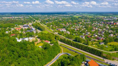 Güneşli bir yaz gününde Sigulda üzerinde uçan dron 'dan gelen güzel panoramik hava manzaralı fotoğraf ormanların ve kırsal alanların arka planına karşı. Sigulda, Letonya (dizi)