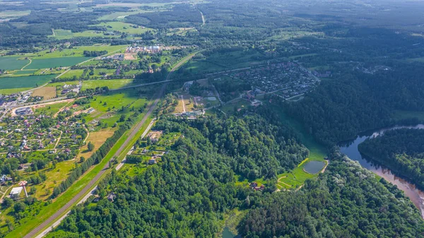 在一个阳光明媚的夏日 在森林和乡村的背景下 一架无人驾驶飞机飞越西居尔达市上空拍摄的美丽的全景鸟瞰照片 Sigulda 拉脱维亚 — 图库照片