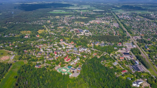 在一个阳光明媚的夏日 在森林和乡村的背景下 一架无人驾驶飞机飞越西居尔达市上空拍摄的美丽的全景鸟瞰照片 Sigulda 拉脱维亚 — 图库照片