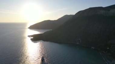 Porto di Ponente, Vulcano, Lipari ve Salina Aeolian Adaları Tyrhenian Denizi, Sicilya, İtalya 'da yatları olan siyah kumlu plajın güzel panoramik 4K videosu.