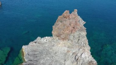 Porto di Ponente, Vulcano, Lipari ve Salina Aeolian Adaları Tyrhenian Denizi, Sicilya, İtalya 'da yatları olan siyah kumlu plajın güzel panoramik 4K videosu.