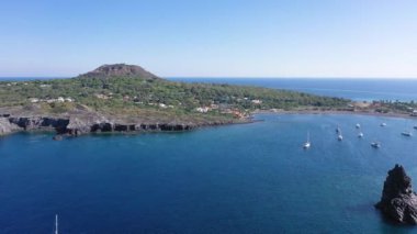 Porto di Ponente, Vulcano, Lipari ve Salina Aeolian Adaları Tyrhenian Denizi, Sicilya, İtalya 'da yatları olan siyah kumlu plajın güzel panoramik 4K videosu.