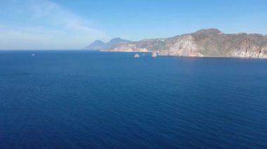Porto di Ponente, Vulcano, Lipari ve Salina Aeolian Adaları Tyrhenian Denizi, Sicilya, İtalya 'da yatları olan siyah kumlu plajın güzel panoramik 4K videosu.