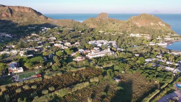 Hermoso Video Panorámico Aéreo Dron Volador Playa Arena Negra Con — Vídeos de Stock