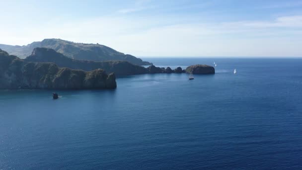 Gyönyörű Panorámás Légi Videó Repülő Drón Fekete Homokos Strand Jachtok — Stock videók