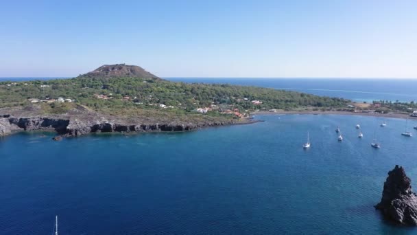 意大利西西里瓦尔卡诺 Lipari和Salina Aeolian群岛Tyrhenian Sea的Porto Ponente小港湾的黑沙海滩无人驾驶飞机和游艇拍摄的美丽全景4K视频 — 图库视频影像