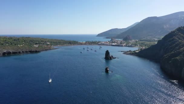 Piękny Panoramiczny Filmik Lotu Drona Czarnego Piasku Plaży Jachtami Małej — Wideo stockowe