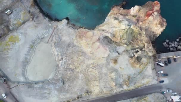 意大利地中海爱荷利群岛瓦尔卡诺岛上无人侦察机在火山泥浴场上拍摄的美丽全景航空4K视频 — 图库视频影像