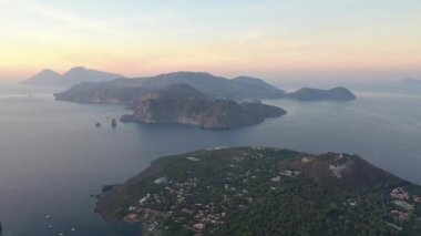 Amazing Grand Vulcano Krateri 'nin güneş doğduğunda adada bulunan fümerollü insansız hava aracından Lipari, Eolie Adaları' na güzel bir hava görüntüsü. Kraterin panoramik görünümünü İtalya, Sicilya (dizi) aldı)
