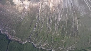 Amazing Grand Vulcano Krateri 'nin güneş doğduğunda adada bulunan fümerollü insansız hava aracından Lipari, Eolie Adaları' na güzel bir hava görüntüsü. Kraterin panoramik görünümünü İtalya, Sicilya (dizi) aldı)