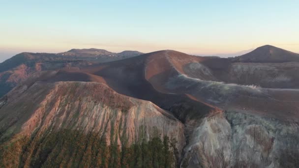 美丽的航拍视频来自太阳升起时在岛上飞行的神奇的大火山火山口的无人驾驶飞机 意大利西西里火山口全景 — 图库视频影像