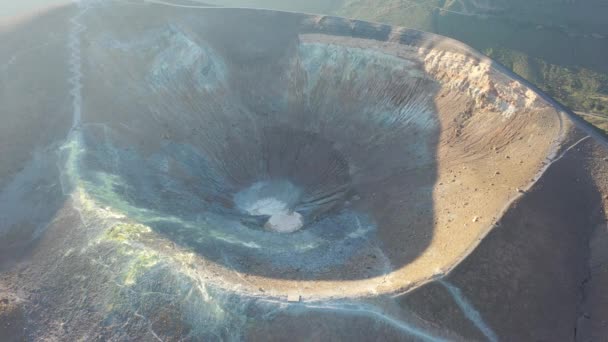 美丽的航拍视频来自太阳升起时在岛上飞行的神奇的大火山火山口的无人驾驶飞机 意大利西西里火山口全景 — 图库视频影像