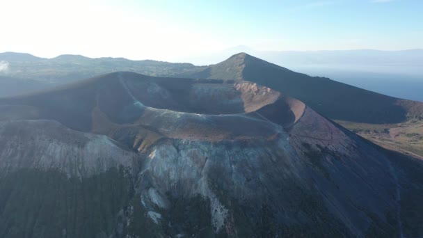 Hermoso Video Aéreo Del Dron Volador Del Increíble Gran Cráter — Vídeo de stock