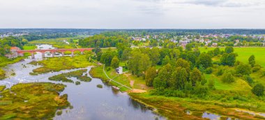 Uçan drondan Venta Rapid şelalesine, Avrupa 'nın en geniş şelalesine ve bir yaz günü Kuldiga, Letonya' da Avrupa 'nın en uzun üçüncü tuğla köprüsüne kadar uzanan güzel panoramik hava manzaralı fotoğraf. (seri)