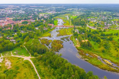 Uçan drondan Venta Rapid şelalesine, Avrupa 'nın en geniş şelalesine ve bir yaz günü Kuldiga, Letonya' da Avrupa 'nın en uzun üçüncü tuğla köprüsüne kadar uzanan güzel panoramik hava manzaralı fotoğraf. (seri)