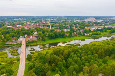 Uçan drondan Venta Rapid şelalesine, Avrupa 'nın en geniş şelalesine ve bir yaz günü Kuldiga, Letonya' da Avrupa 'nın en uzun üçüncü tuğla köprüsüne kadar uzanan güzel panoramik hava manzaralı fotoğraf. (seri)