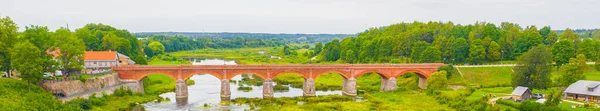 ドローンからヴェンタまでの美しいパノラマの空中写真ラトビアのクルディガでの夏の日に ヨーロッパで最も広い滝とヨーロッパで3番目に長いレンガ造りの橋である迅速な滝 — ストック写真