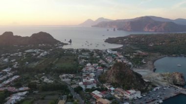 Akşam üzeri Vulcano Adası, Gemi Limanı 'nda uçan dron' dan güzel bir panoramik hava görüntüsü. Aeolian Adaları, Sicilya, İtalya