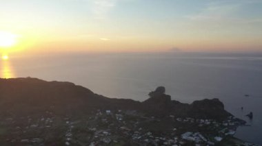 Akşam üzeri Vulcano Adası, Gemi Limanı 'nda uçan dron' dan güzel bir panoramik hava görüntüsü. Aeolian Adaları, Sicilya, İtalya