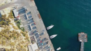 Güneşli bir sabah, Ship Port yakınlarındaki Vulcano adasında uçan dron 'dan güzel bir panoramik hava 4K videosu. Aeolian Adaları, Sicilya, İtalya (dizi)