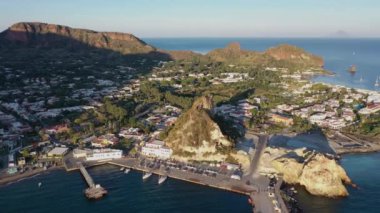 Güneşli bir sabah, Ship Port yakınlarındaki Vulcano adasında uçan dron 'dan güzel bir panoramik hava 4K videosu. Aeolian Adaları, Sicilya, İtalya (dizi)