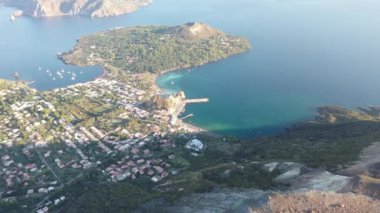 Güneşli bir sabah, Ship Port yakınlarındaki Vulcano adasında uçan dron 'dan güzel bir panoramik hava 4K videosu. Aeolian Adaları, Sicilya, İtalya (dizi)