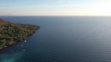 Güneşli bir sabah, Ship Port yakınlarındaki Vulcano adasında uçan dron 'dan güzel bir panoramik hava 4K videosu. Aeolian Adaları, Sicilya, İtalya (dizi)