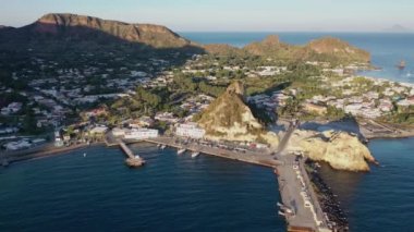 Güneşli bir sabah, Ship Port yakınlarındaki Vulcano adasında uçan dron 'dan güzel bir panoramik hava 4K videosu. Aeolian Adaları, Sicilya, İtalya (dizi)