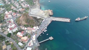 Ship Port yakınlarındaki Vulcano adasında uçan drone 'dan güzel bir panoramik 4K video. Aeolian Adaları, Sicilya, İtalya (dizi)